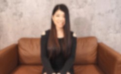 有着黑色长发和钟型胸部的美少女。