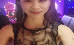 男：大表姐采访一下，想不想被我们三个轮lun奸，三个人绝对可以满足你。西安大表姐❤️：可以啊，三个有点少，看你们实力了哈哈哈。男厕被三个猛汉视歼、拉姨妈血！