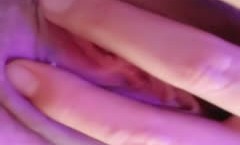 颜值不错的骚人妻小𝕄𝕚𝕤𝕤𝔸𝕍xiao少妇全程露脸丝网诱惑，性感的大奶子，逼逼特写展示，伸着舌头要舔tian狼友大鸡巴自己抠逼逼