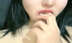 骚气美少妇，自己一个人直播自[zi]慰大黑牛，刺激各种喷，大蝴蝶一览全景蝴蝶逼