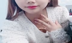 风骚小老板娘露脸MissAV-18 Video在店里跟小哥激ji情，给小哥口交大鸡巴连蛋蛋都吸进去了，无套爆草骚穴，把精液全射进小嘴里