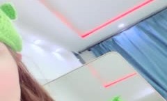 颜值区绿波女神初次下海，好不容易捕捉到了，肤白貌美大长腿，打扮一下激ji情大秀，揉奶玩逼特写互动撩骚刺激