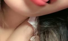 人间尤物长相甜美的妹mei子，手搓胸部挺拔粉嫩诱惑十足 道具自[zi]慰，呻吟骚气