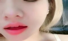 9分颜值金发美女！外表甜美活泼！近距离特写，跳蛋假屌自[zi]慰，双管齐下猛捅，椅子上骑坐深插