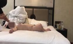 绿帽肥猪哥下药迷翻幼师小女友找来单男一起玩3P