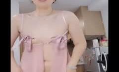 轻熟女美少妇露脸全裸自[zi]慰，换了多套衣服，自己喜欢玩弄粉蝴蝶逼