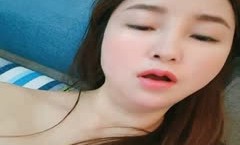 微胖妹mei子露脸沙发前躺着，自[zi]慰掰穴特写超粉蝴蝶逼 尿尿