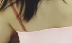快手妖媚女神-夏宝- 这小翘臀、这小美乳，穿着粉色裙子，吃鸡坐骑、内射 等会等会，你不要射那么快嘛，淫叫声十分精jing彩2V1