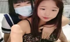 精jing彩4P两个风骚老阿姨床上调教小鲜肉和渣女小萝luo莉激ji情啪pa啪，黑丝制服露脸被老阿姨吃奶