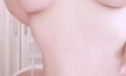 高gao颜值风情万种的骚货，情趣黑丝红色透明肚兜诱惑，道具各种插逼秀，看着水很多逼很肥，浪lang叫呻吟不止!