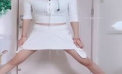 最新流出❤️《疯狂抖音》颜值反差婊美女带面具直播尿尿