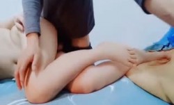 《骚宝》男技师偷拍骚女全身SPA，肥臀骚女再来一炮，侧躺扣弄骚逼，脱下裤子扒掉侧入，搞得客人舒服了
