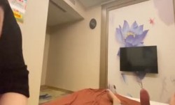 爆乳美少妇浴室洗澡开房打炮怕被发现