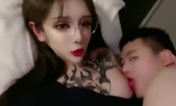 高端网红美女Ts雯雯 - ：打舌钉的美女，遇上了一个很爱吃奶的弟弟，当妈妈喂奶，发出的骚气好诱人诱人！