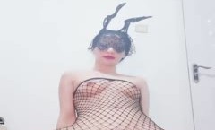 黑丝情趣装诱惑的小骚逼火辣激ji情艳舞诱惑狼友，淫声荡语不断拿着假鸡巴不停的抽𝕄𝕚𝕤𝕤𝔸𝕍[chou]插骚穴呻吟，浪lang叫不止好刺激
