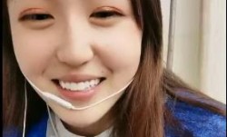 身高176小学妹mei课上让闺蜜掩护偷偷漏咪咪，回宿舍脱光光