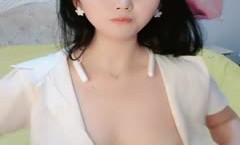 长发美少妇，两只大白兔挺拔丰满小虎牙更是诱惑十足，特写掰穴，超级粉嫩紧致