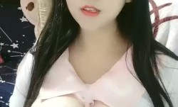 高gao颜值爆乳少妇全程露脸诱惑狼友，这对大奶子你喜欢吗，自己揉捏拿起来吃奶头，淫声荡语不断精jing彩不要错过!