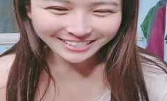 温柔的小𝕄𝕚𝕤𝕤𝔸𝕍xiao少妇露脸深夜撩骚互动狼友，脱了衬衫就开始骚，揉奶玩逼自[zi]慰，逼逼里塞着跳蛋，扣着逼要舔tian狼友鸡巴