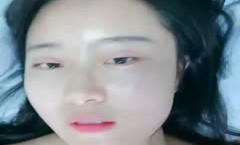 皮肤白皙的眼镜妹mei妹mei露脸粉色道具自[zi]慰，逼逼湿漉漉再洗澡