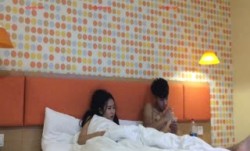 颜值情侣，真实做[zuo]爱。男友：你的手老实点，你这丝袜挺美啊，多少钱。女：你讨厌，不要啦。舔tian逼，抱着艹，哼哼唧唧娇喘真动听！