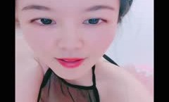 气质模特猫耳朵，一个人露脸自[zi]慰掰穴特写超粉鲍鱼有白带流出