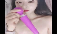 可爱猫耳朵妹mei子，全裸卧室自[zi]慰，极品白虎，手指掰很粉嫩的鲜肉