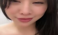阴毛杂乱露脸妹mei子，舌功勾人特写掰穴蝴蝶粉[fen]穴 道具抹点润滑剂，自[zi]慰深喉插[cha]穴