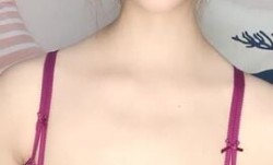 高gao颜值极品美乳长腿性感妹mei子自摸道具自[zi]慰，露奶揉搓近距离特写肥穴跳蛋震动!