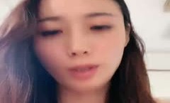 已婚骚人妻家里没人陪狼友发骚，农村大院屋里骚完院里骚，听狼友指挥互动撩骚揉奶玩逼看特写，精jing彩不要错过
