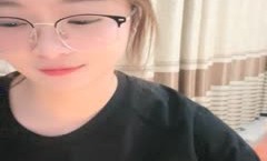 气质超甜眼镜妹mei！说话温柔密码房！撩起衣服肉感，白嫩柔软奶子，跳蛋振动棒震穴，表情很享受
