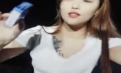 户外裸奔女神露脸跟小哥燃情户外啪pa啪，听狼友指挥脱光口交大鸡巴舔tian蛋蛋，车内放肆蹂躏抽𝕄𝕚𝕤𝕤𝔸𝕍[chou]插，内射骚穴嘴舔tian干净